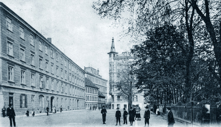 DRBNA HISTORIČKA: Odvážný snímek dámy na velocipédu, měl mezi muži v 19. století velkou oblibu