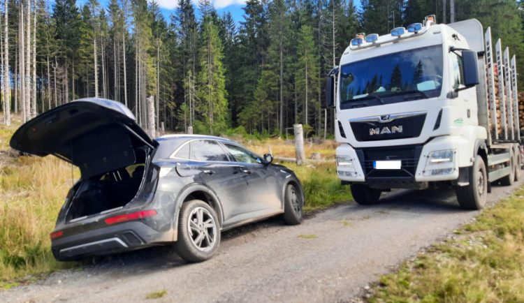 Migranti chtěli přes Šumavu do Německa, cestu jim zablokoval nakladač s dřívím