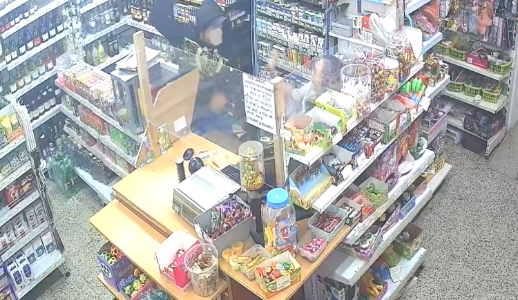 Ozbrojený recidivista vykradl v Písku malý obchod, za pár minut se do něj vrátil a zkusil to podruhé