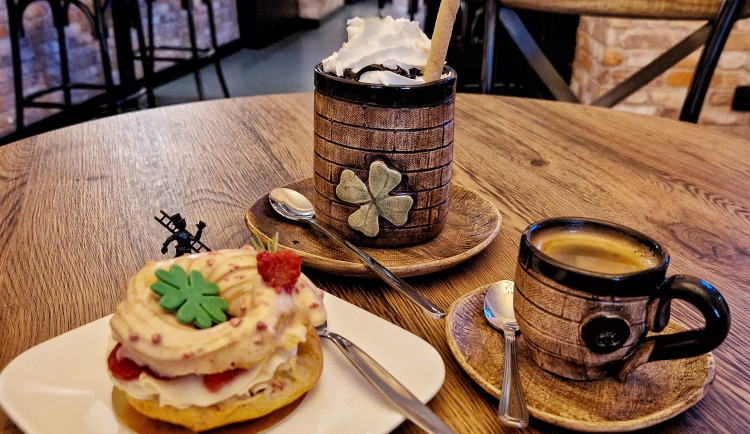 Oblíbený kominický bar se otevírá i jako kavárna. Láká na dobrou kávu a zákusky