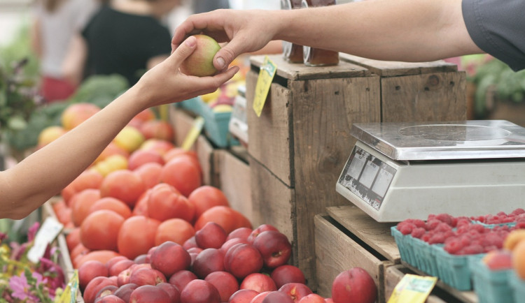 Z celkového objemu supermarkety vyhodí méně než procento potravin, ukazuje anketa