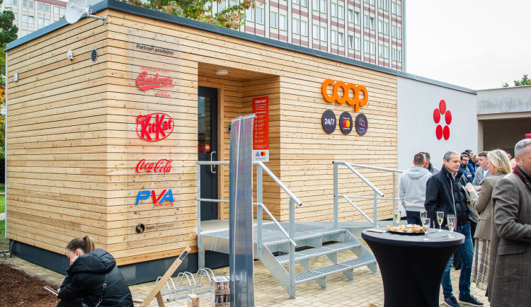 V kampusu Jihočeské univerzity je nová automatizovaná prodejna. Studenti si mohou nakoupit potraviny a nápoje nonstop