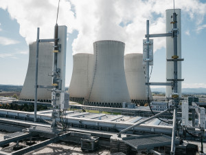 5G antény v areálu elektrárny