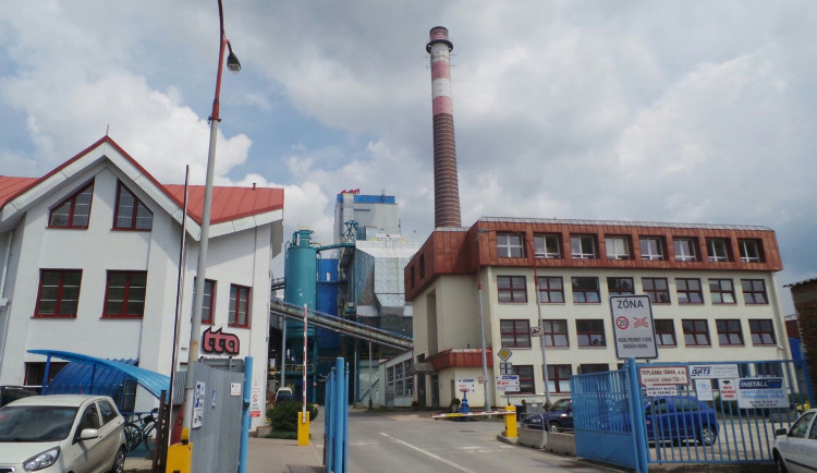 V Táboře rozebírají starý teplárenský komín, symbol éry spalování dehtu, zmizí do měsíce