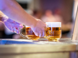 Mistr výčepní 2024 zná svého vítěze. V Budějovickém Budvaru se soutěžilo o nejlépe načepovaný ležák