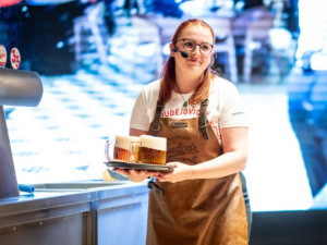 Mistr výčepní 2024 zná svého vítěze. V Budějovickém Budvaru se soutěžilo o nejlépe načepovaný ležák