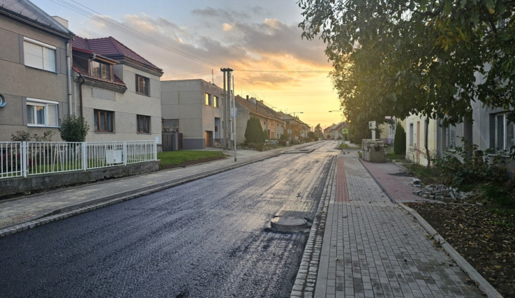 Problém s podložím i asfaltem. Oprava silnice na Přerovsku nabrala několikatýdenní zpoždění