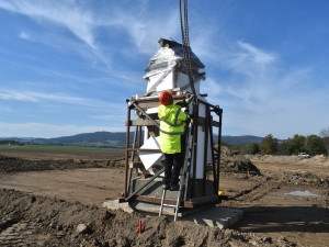 Jeřáb, bednění a polystyrenové desky. Dělníci zachraňovali kapličku, která stála v trase nové silnice