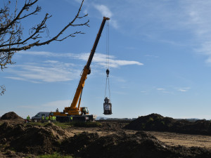 Jeřáb, bednění a polystyrenové desky. Dělníci zachraňovali kapličku, která stála v trase nové silnice