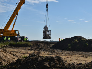 Jeřáb, bednění a polystyrenové desky. Dělníci zachraňovali kapličku, která stála v trase nové silnice