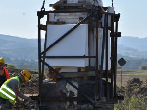 Jeřáb, bednění a polystyrenové desky. Dělníci zachraňovali kapličku, která stála v trase nové silnice