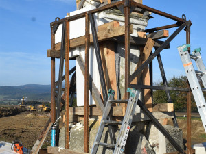 Jeřáb, bednění a polystyrenové desky. Dělníci zachraňovali kapličku, která stála v trase nové silnice