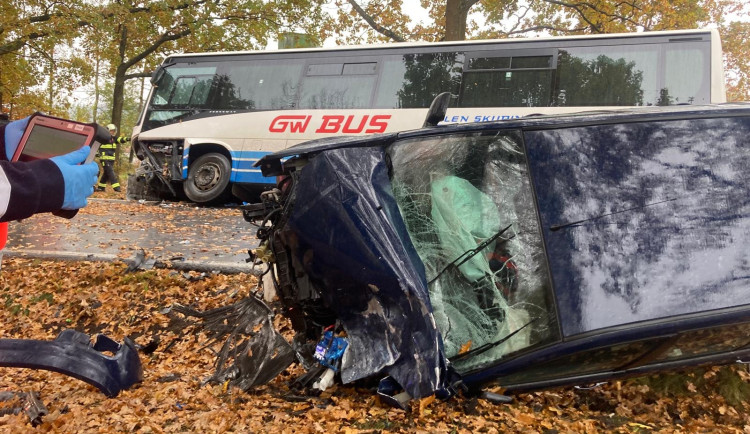 U Čakova se srazil autobus s autem. Nehoda se obešla bez vážnějších zranění