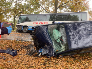 U Čakova se srazil autobus s autem. Nehoda se obešla bez vážnějších zranění