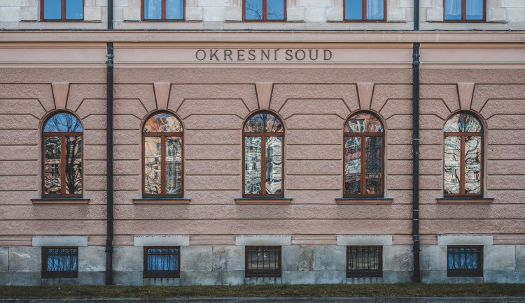 Žena přiznala, že se pokusila ve Vimperku zavraždit svou matku, o níž pečovala