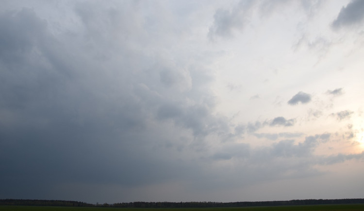 Prodloužený víkend přinese sice vyšší teploty, ale bude spíše zataženo. Slunce vyjde jenom občas
