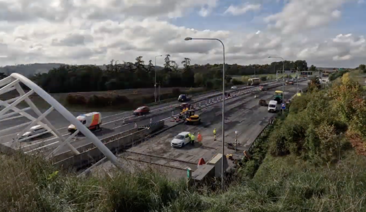 VIDEO: Silničáři potřebovali na opravu 130 metrů vozovky Pražského okruhu jen lehce přes dva dny, pracovali nepřetržitě