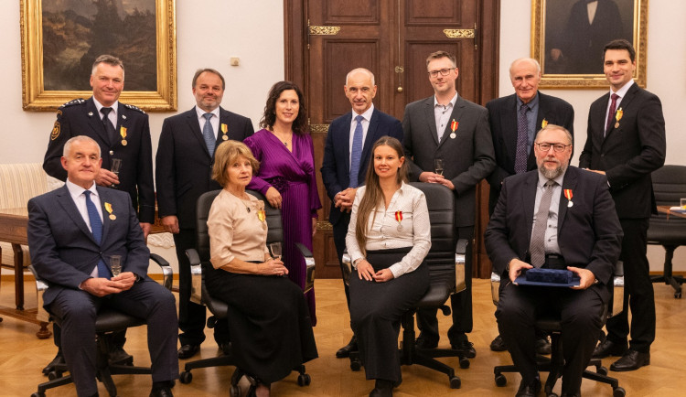 Profesor Martin Hilský převzal od primátorky Českých Budějovic Dagmar Škodové Parmové medaili Za zásluhy