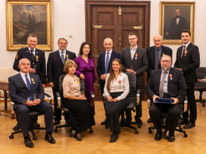 Profesor Martin Hilský převzal od primátorky Českých Budějovic Dagmar Škodové Parmové medaili Za zásluhy