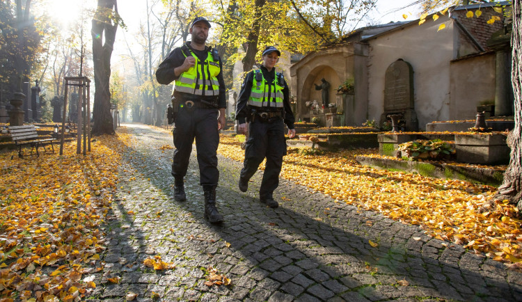 Strážníci hlídkují na pražských hřbitovech, varují před novými triky zlodějů