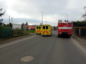 V Mirovicích se srazila dvě auta. Jedno z nich skončilo po střetu na kolejích a blokuje vlakovou dopravu