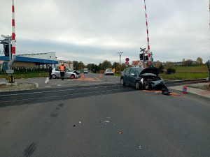 V Mirovicích se srazila dvě auta. Jedno z nich skončilo po střetu na kolejích a blokuje vlakovou dopravu