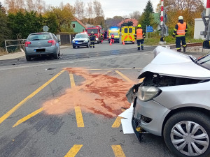 V Mirovicích se srazila dvě auta. Jedno z nich skončilo po střetu na kolejích a blokuje vlakovou dopravu