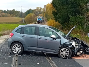 V Mirovicích se srazila dvě auta. Jedno z nich skončilo po střetu na kolejích a blokuje vlakovou dopravu