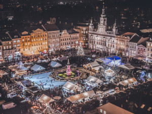 Na konci týdne začne stavba adventního městečka. Nabídne nové dekorace a více světýlek