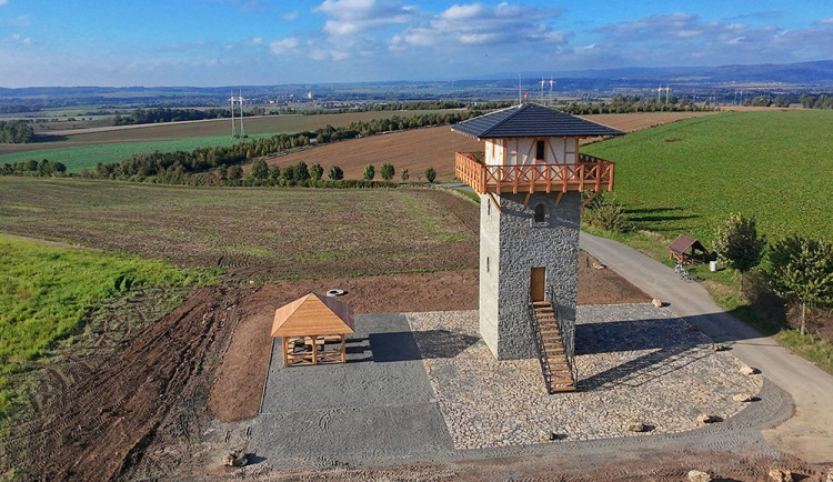 Římská vyhlídková věž v Tučíně se chystá na otevření, k rozhledně vyrazí i turistický vláček