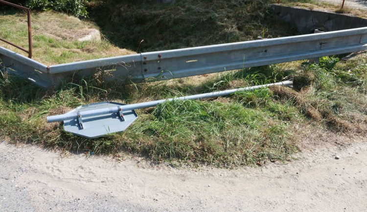 Mladík ve vesnici na Jesenicku vytrhl značku STOP, za opilecký výstřelek mu hrozí i vězení