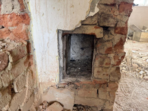 Během rekonstrukce budovy u centra města našli v šachtě tři granáty