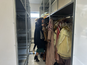 Jihočeské divadlo má novou půjčovnu kostýmů, veřejnosti se zpřístupní v prosinci