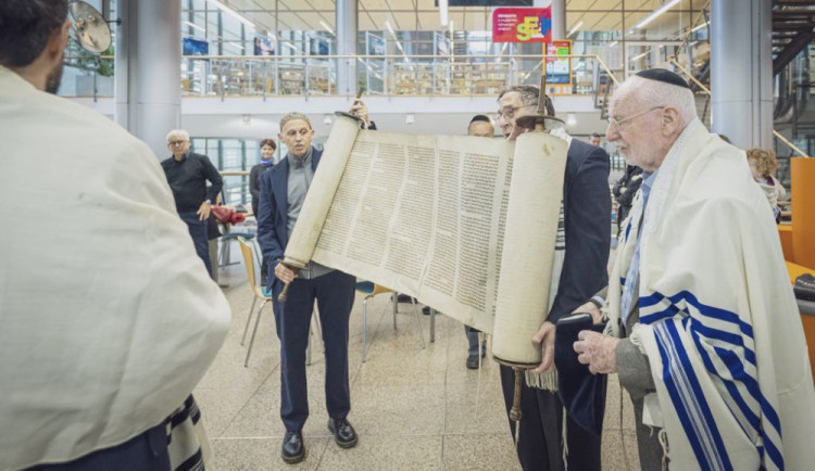 V liberecké synagoze je nově vzácný svitek tóry, který přečkal druhou světovou válku