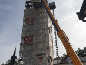 Rekonstrukce střechy kostela ve Frymburku odhalila nečekané tajemství