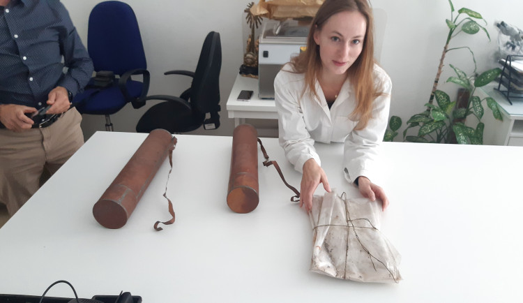 Rekonstrukce střechy kostela ve Frymburku odhalila nečekané tajemství.