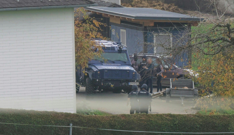 Muže, který v Rakousku u hranic s Českem asi zabil dva lidi, našla policie mrtvého.