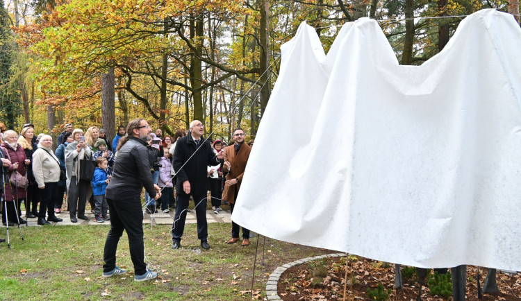 Písek otevřel na hřbitově pietní místo pro rodiče dětí zemřelých před narozením