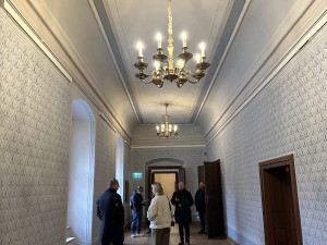 Kontroverzní sbírka ilustrací už se stěhuje, na Krumlovském zámku se výstava představí již v příští sezoně