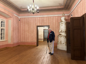 Kontroverzní sbírka ilustrací už se stěhuje, na Krumlovském zámku se výstava představí již v příští sezoně