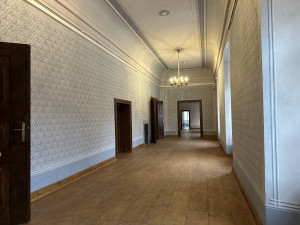 Kontroverzní sbírka ilustrací už se stěhuje, na Krumlovském zámku se výstava představí již v příští sezoně