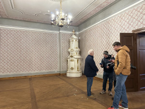 Kontroverzní sbírka ilustrací už se stěhuje, na Krumlovském zámku se výstava představí již v příští sezoně