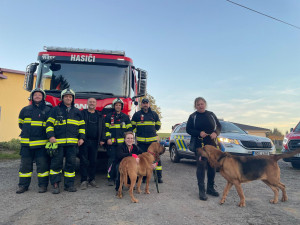 Policistka se ve volnu zapojila do pátrání po seniorce. Našla ji schoulenou v křoví