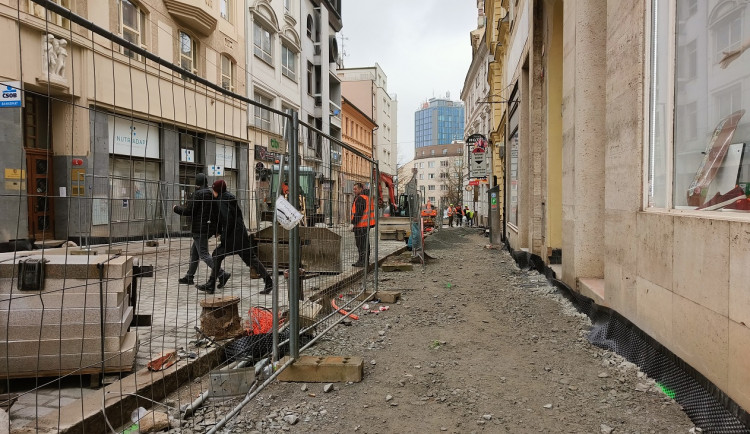 Končí půlroční oprava tramvajové trati za 77 milionů, chodci ale musí stále klopýtat přes nedokončené chodníky