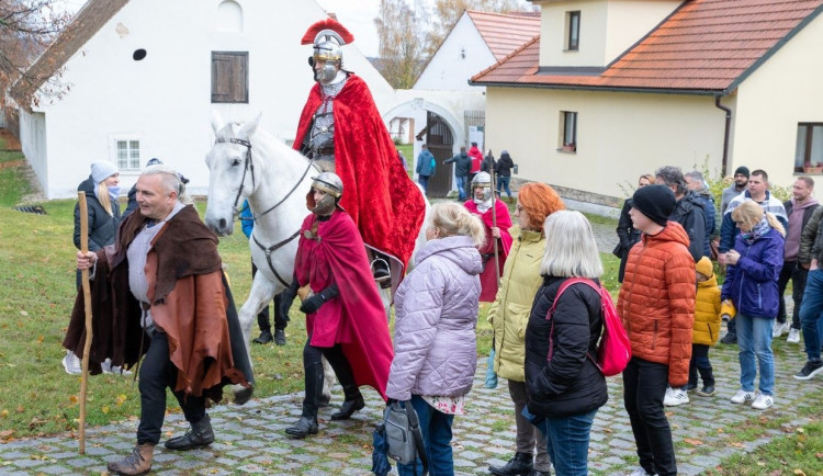 Svatý Martin se svou družinou dorazí na statek U Matoušů