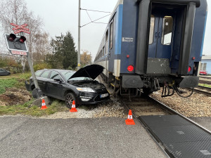 V Českých Budějovicích se srazil rychlík s osobním autem. Nehoda se obešla bez zranění