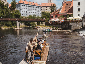 Vánoce, to jsou zážitky z jižních Čech. Darujte procházku s alpakou, jízdu traktorem nebo lední jachting na Lipně