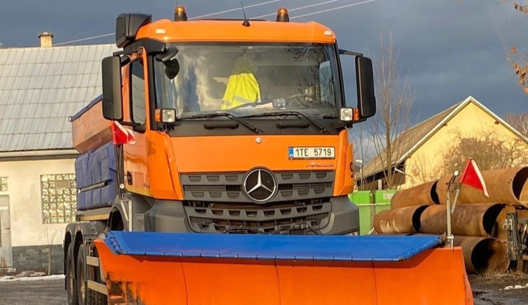 Na Šumpersku dnes silničáři poprvé solili komunikace. Námraza bude i v dalších dnech, na horách může sněžit