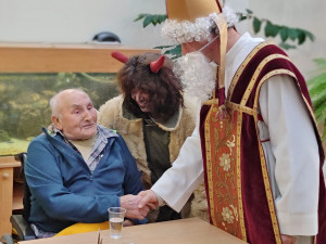 Hospic sv. Jana N. Neumanna zve na rozsvícení vánočního stromečku a benefiční jarmark