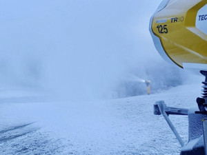 Skiareál Hochficht na Šumavě začal v noci na dnešek zasněžovat sjezdovky